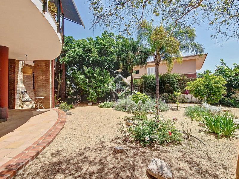 Foto 4258904d-ace2-4c20-b1bc-a4940aedea2a. Chalet villa de estilo mediterráneo con jardín privado y vistas al mar en venta en Vilanova i la Geltrú