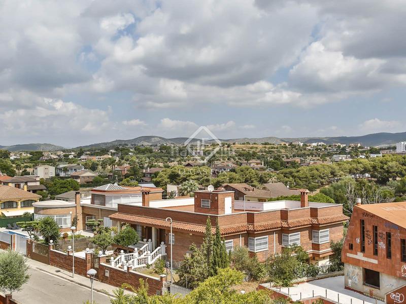 Foto 4658a7ea-ac50-463a-bc3b-887e55cf7d66. Chalet villa de estilo mediterráneo con jardín privado y vistas al mar en venta en Vilanova i la Geltrú