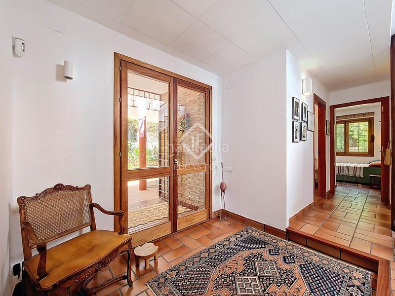 Foto 47a2b57b-6d63-4dfd-8ec8-fba06d63c55c. Chalet villa de estilo mediterráneo con jardín privado y vistas al mar en venta en Vilanova i la Geltrú