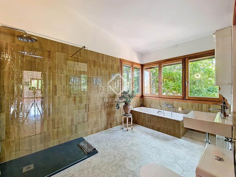 Foto 4ffb91d8-225c-426a-808a-8d0a620176de. Chalet villa de estilo mediterráneo con jardín privado y vistas al mar en venta en Vilanova i la Geltrú