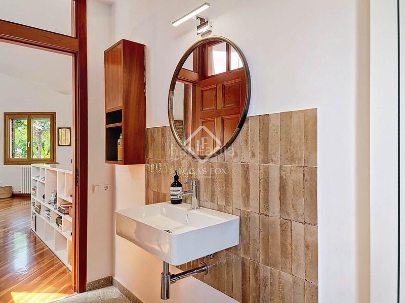 Foto 65a0d2af-66a3-4929-8594-df414fbcc228. Chalet villa de estilo mediterráneo con jardín privado y vistas al mar en venta en Vilanova i la Geltrú