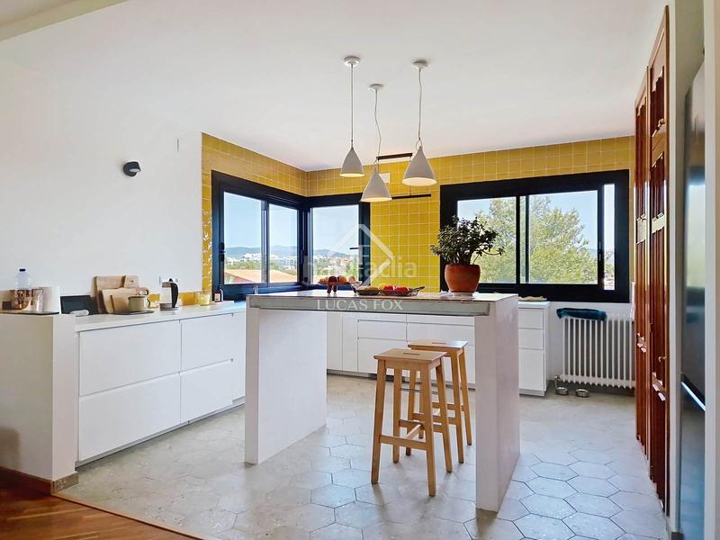 Foto 6c591ef4-2ac8-4332-9ec5-e1d2c7a3a165. Chalet villa de estilo mediterráneo con jardín privado y vistas al mar en venta en Vilanova i la Geltrú