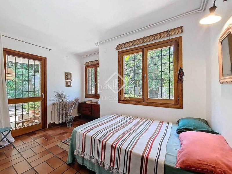 Foto 6e4e1219-695b-4378-b2cb-3d6751a503be. Chalet villa de estilo mediterráneo con jardín privado y vistas al mar en venta en Vilanova i la Geltrú