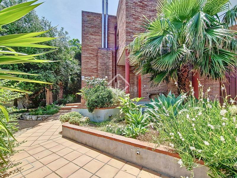 Foto 7526d5a1-b8de-490a-b208-855910a62f0e. Chalet villa de estilo mediterráneo con jardín privado y vistas al mar en venta en Vilanova i la Geltrú