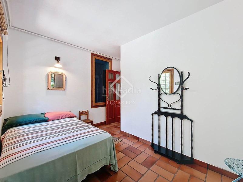 Foto 7762f2eb-318b-4f53-a71e-d44e8f564ea0. Chalet villa de estilo mediterráneo con jardín privado y vistas al mar en venta en Vilanova i la Geltrú