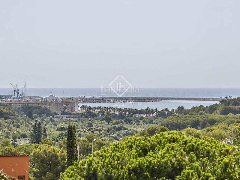 Foto 7adce9de-27f3-47e3-ba76-b8ac8315ee56. Chalet villa de estilo mediterráneo con jardín privado y vistas al mar en venta en Vilanova i la Geltrú