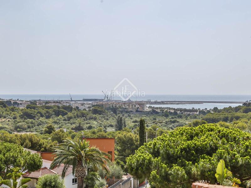 Foto 7b7b4d43-8a0f-412f-b683-78a0b5d9c359. Chalet villa de estilo mediterráneo con jardín privado y vistas al mar en venta en Vilanova i la Geltrú