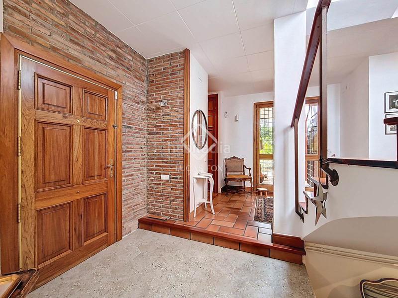 Foto 96132334-fa7f-4084-aa3e-04ecfdaa51a9. Chalet villa de estilo mediterráneo con jardín privado y vistas al mar en venta en Vilanova i la Geltrú