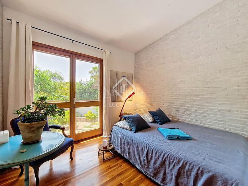 Foto 9856d124-dbe9-466b-90c1-9dd62e80e941. Chalet villa de estilo mediterráneo con jardín privado y vistas al mar en venta en Vilanova i la Geltrú