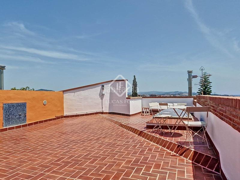 Foto adcc9503-bfc6-4407-bf32-9948dc6deda2. Chalet villa de estilo mediterráneo con jardín privado y vistas al mar en venta en Vilanova i la Geltrú