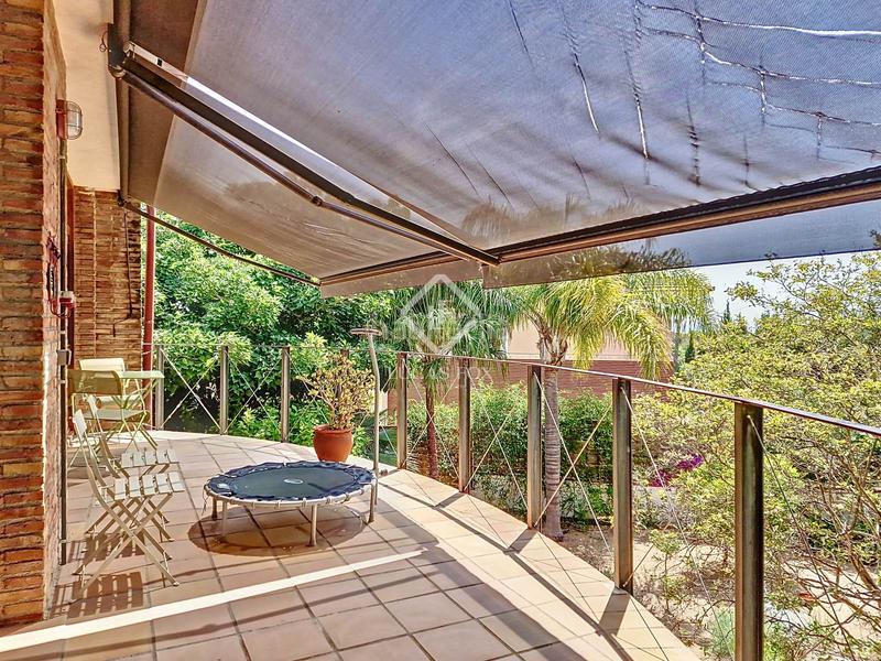 Foto bf7bdb56-5f72-4e74-9c8d-7ff5b77c9f60. Chalet villa de estilo mediterráneo con jardín privado y vistas al mar en venta en Vilanova i la Geltrú