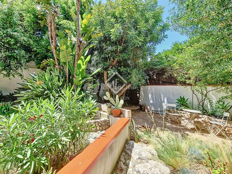 Foto c1ccfb5d-aef9-46ba-9aae-b241d36f695f. Chalet villa de estilo mediterráneo con jardín privado y vistas al mar en venta en Vilanova i la Geltrú