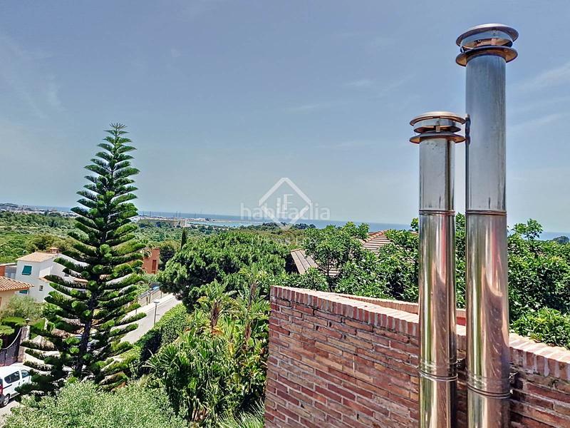 Foto c264e58b-2e69-4ebe-afd1-d114de60b43f. Chalet villa de estilo mediterráneo con jardín privado y vistas al mar en venta en Vilanova i la Geltrú