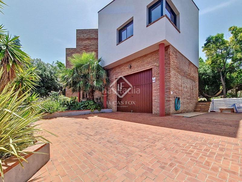 Foto c3802db2-6858-4a38-b35a-8af61f6e447c. Chalet villa de estilo mediterráneo con jardín privado y vistas al mar en venta en Vilanova i la Geltrú