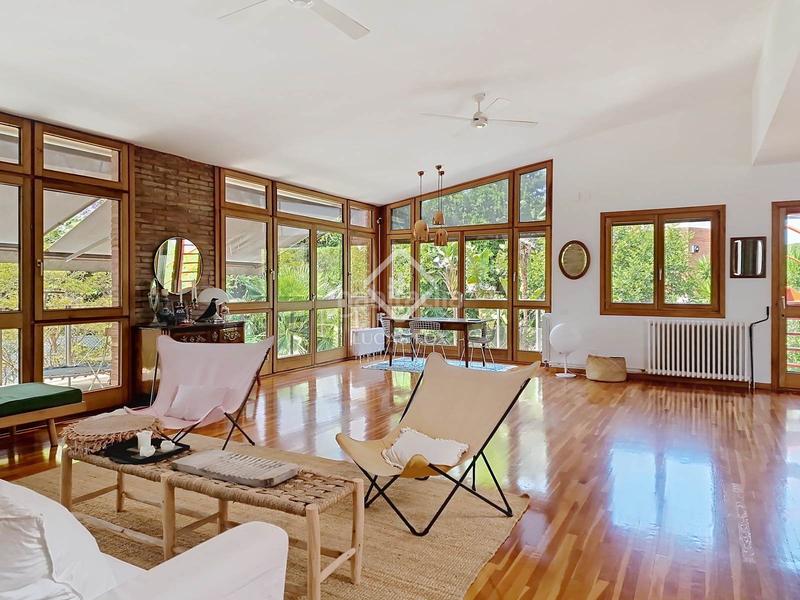Foto c6a095e4-598d-4707-9806-506a8e2fbbe5. Chalet villa de estilo mediterráneo con jardín privado y vistas al mar en venta en Vilanova i la Geltrú