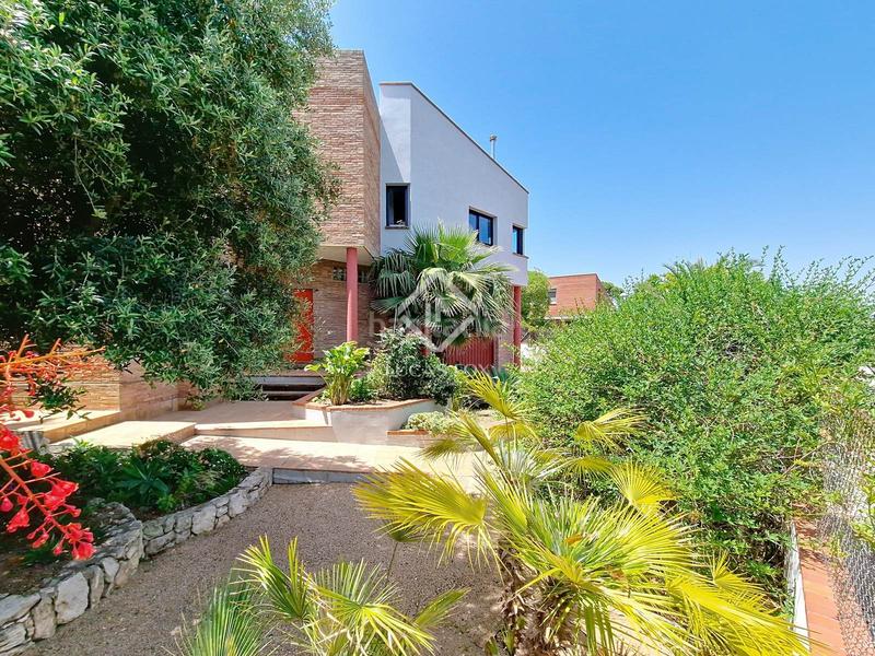 Foto e18a0ecf-8f2a-443e-ba01-1b03c28df0ba. Chalet villa de estilo mediterráneo con jardín privado y vistas al mar en venta en Vilanova i la Geltrú