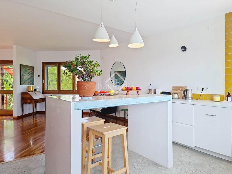 Foto e464b3e7-2a17-4599-936a-31f279980307. Chalet villa de estilo mediterráneo con jardín privado y vistas al mar en venta en Vilanova i la Geltrú