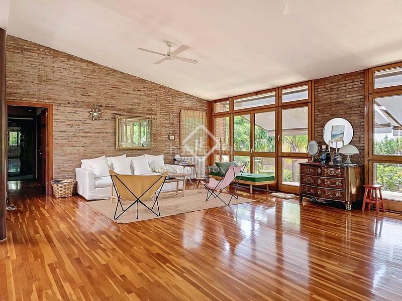 Foto e91ae38e-5bde-4997-a26d-87b86deeae08. Chalet villa de estilo mediterráneo con jardín privado y vistas al mar en venta en Vilanova i la Geltrú