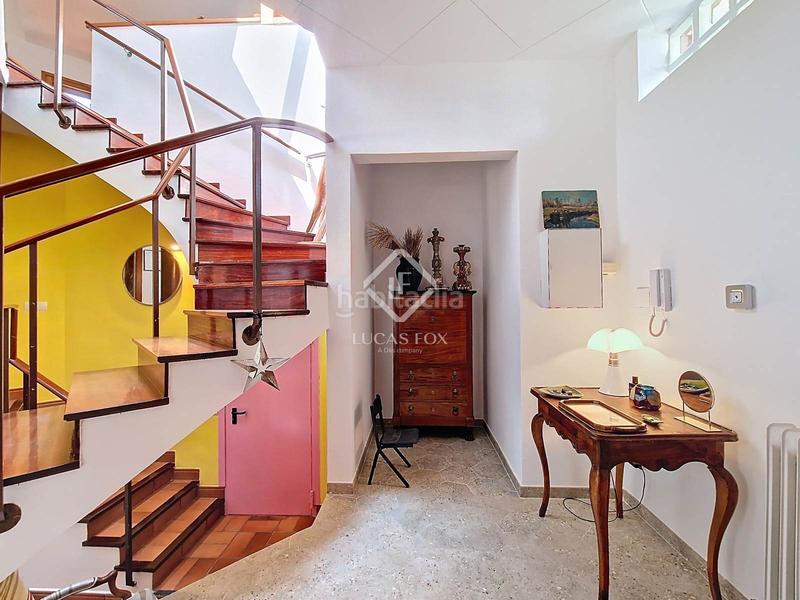 Foto ee23fc59-dc6c-4abf-bbde-e86d9c12653c. Chalet villa de estilo mediterráneo con jardín privado y vistas al mar en venta en Vilanova i la Geltrú