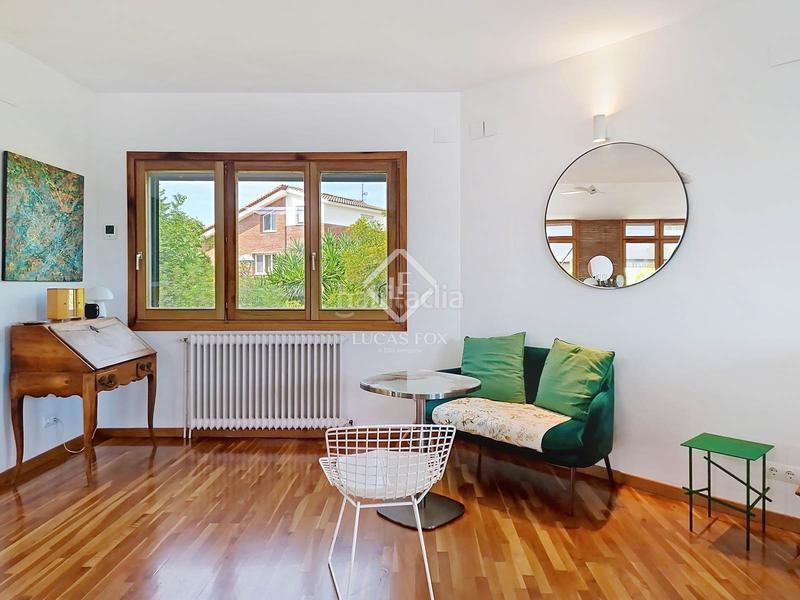 Foto eec403d5-416e-424e-883e-2f7ef40c7b26. Chalet villa de estilo mediterráneo con jardín privado y vistas al mar en venta en Vilanova i la Geltrú