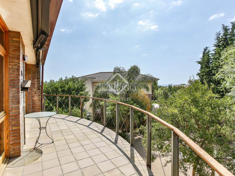 Foto f2cfc8ed-8426-4b03-b29c-54de5882a1df. Chalet villa de estilo mediterráneo con jardín privado y vistas al mar en venta en Vilanova i la Geltrú