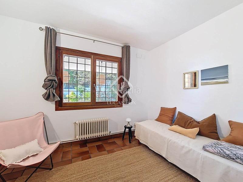 Foto f5bbd398-7f9b-4060-b81d-61259c7be2b0. Chalet villa de estilo mediterráneo con jardín privado y vistas al mar en venta en Vilanova i la Geltrú