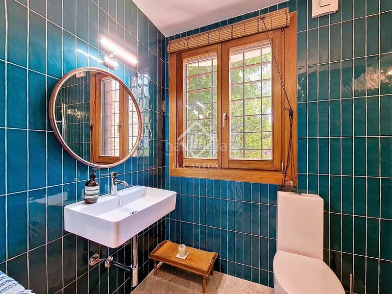 Foto f9079648-21ff-4495-b488-66e6678f5e6f. Chalet villa de estilo mediterráneo con jardín privado y vistas al mar en venta en Vilanova i la Geltrú