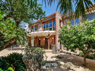 Xalet a L´Aragai. Villa de estilo mediterráneo con jardín privado y vistas al mar