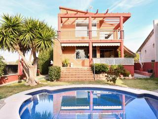Chalet in Les Salines-Pla de Sant Pere. Exclusiva casa independiente con piscina en venta en cubelles a