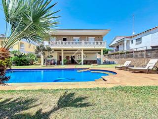 Chalet in Cunit Residencial. Espectacular casa independiente con jardín y piscina en una de l
