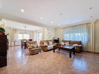 Chalet in Cunit Residencial. Espectacular casa independiente con jardín y piscina en una de l