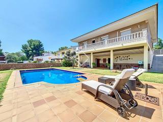 Xalet a Cunit Residencial. Espectacular casa independiente con jardín y piscina en una de l