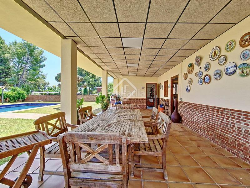 Foto 0a057f53-ec1f-4857-8301-decf55289d5d. Chalet espectacular casa independiente con jardín y piscina en una de las mejores zonas residenciales en Cunit