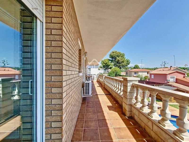 Foto 4f78bc82-c3a9-427c-8ef6-e16c23726f5a. Chalet espectacular casa independiente con jardín y piscina en una de las mejores zonas residenciales en Cunit