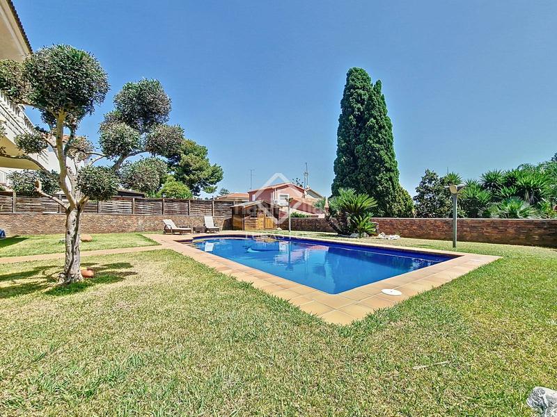 Foto 6f752ba4-c6cc-4cbe-a320-c32b2b80f9b9. Chalet espectacular casa independiente con jardín y piscina en una de las mejores zonas residenciales en Cunit