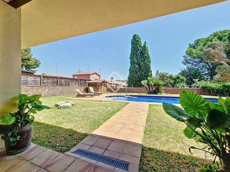 Foto 7d6ca2f1-7cb3-4817-a17d-a09bbc6b38eb. Chalet espectacular casa independiente con jardín y piscina en una de las mejores zonas residenciales en Cunit