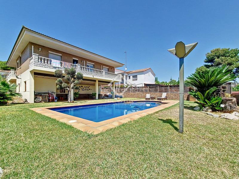 Foto 7f95de3e-341f-4f6c-9df8-f20da34184ef. Chalet espectacular casa independiente con jardín y piscina en una de las mejores zonas residenciales en Cunit