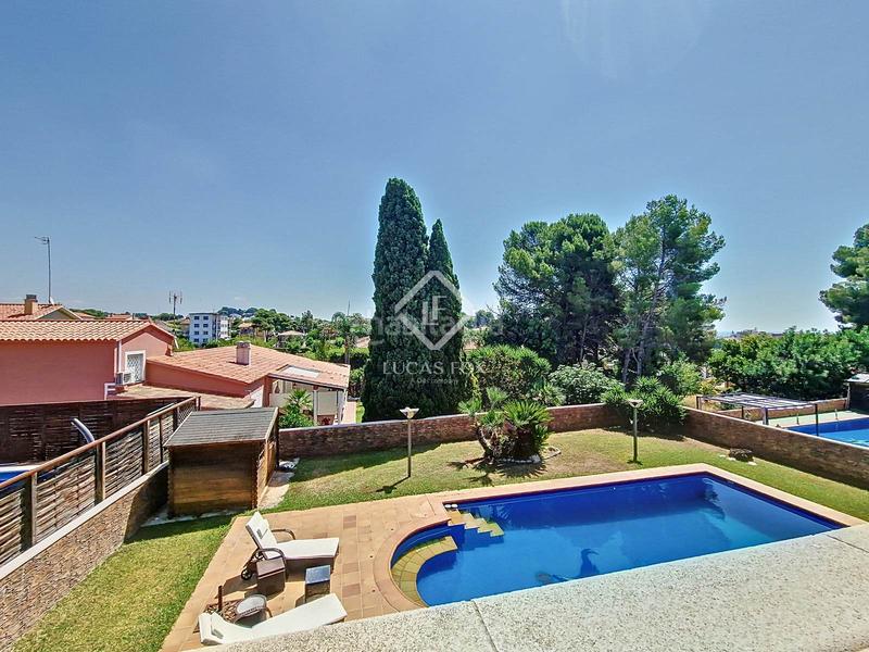 Foto aebc2434-3c68-4011-af98-7d5001f7e261. Chalet espectacular casa independiente con jardín y piscina en una de las mejores zonas residenciales en Cunit