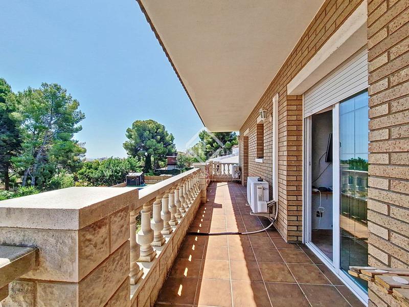 Foto b94e6112-ad5a-442e-ab78-1b733ac466f4. Chalet espectacular casa independiente con jardín y piscina en una de las mejores zonas residenciales en Cunit