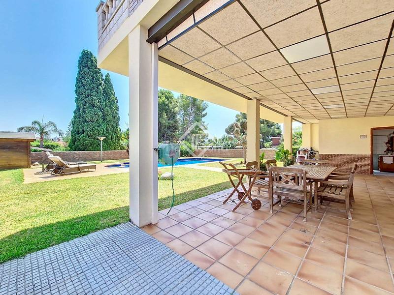 Foto ba45beaf-d3e5-4d76-823e-5f3db66926b8. Chalet espectacular casa independiente con jardín y piscina en una de las mejores zonas residenciales en Cunit