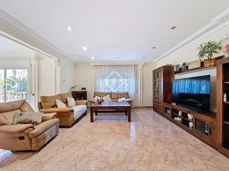 Foto bde8992f-8905-4c7c-b389-7c1e23a2e533. Chalet espectacular casa independiente con jardín y piscina en una de las mejores zonas residenciales en Cunit