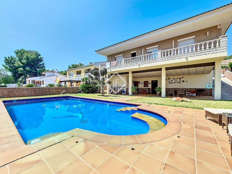 Foto caa4f5ee-5994-4706-8d76-3800155214ac. Chalet espectacular casa independiente con jardín y piscina en una de las mejores zonas residenciales en Cunit