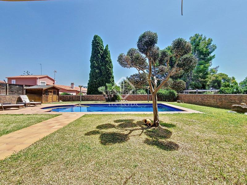 Foto cc1abc69-5cd2-434a-baab-ac0602a36714. Chalet espectacular casa independiente con jardín y piscina en una de las mejores zonas residenciales en Cunit