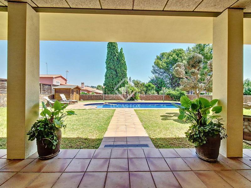 Foto d4eb9c9f-793f-407e-9ea6-e25ecea50a74. Chalet espectacular casa independiente con jardín y piscina en una de las mejores zonas residenciales en Cunit