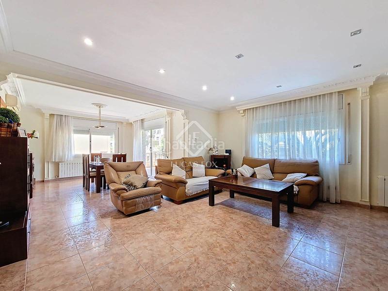 Foto f05abac3-67f7-4d98-89d9-dbb4c429ef7a. Chalet espectacular casa independiente con jardín y piscina en una de las mejores zonas residenciales en Cunit