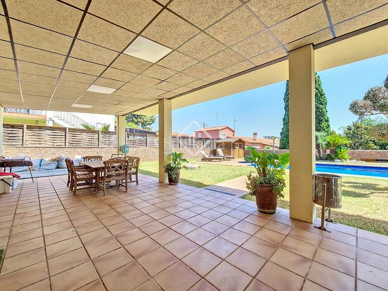 Foto f189fe9b-0588-4979-bd03-c4daba519507. Chalet espectacular casa independiente con jardín y piscina en una de las mejores zonas residenciales en Cunit