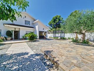 Xalet a Costa Cunit - Els Jardins - Els Rosers. Impresionante casa de cuatro dormitorios con jardín en venta en