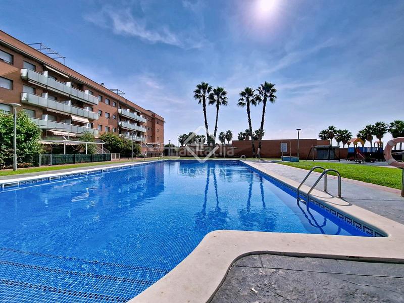 Foto 411480c1-9407-4b41-9885-540b530b08e4. Piso exclusiva planta baja con 4 dormitorios y terraza de 80m amplitud, luz y confort junto al mar en Cubelles