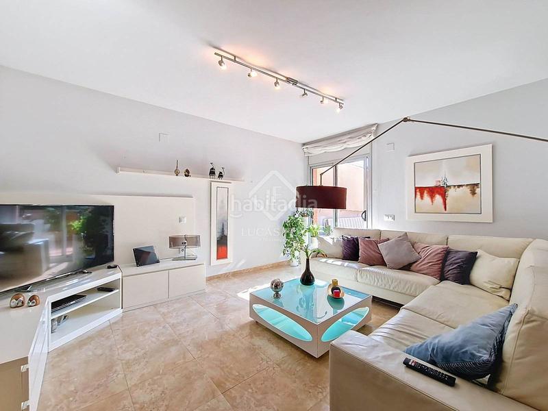 Foto 52da0bf6-79c0-43db-8730-1d4b9bae6df4. Piso exclusiva planta baja con 4 dormitorios y terraza de 80m amplitud, luz y confort junto al mar en Cubelles
