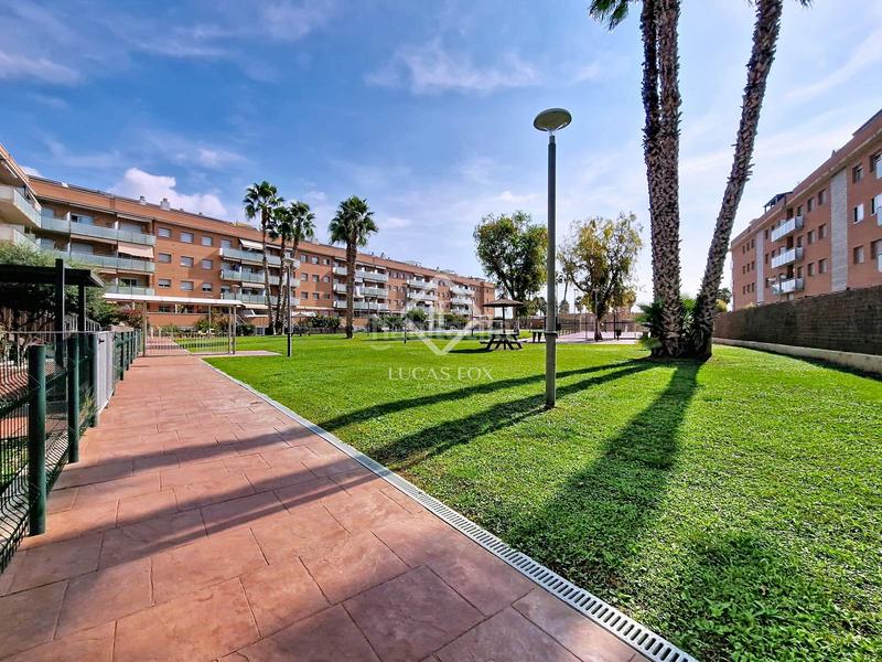 Foto 564a6f03-1d20-4a51-bcdf-14e7815c422c. Piso exclusiva planta baja con 4 dormitorios y terraza de 80m amplitud, luz y confort junto al mar en Cubelles